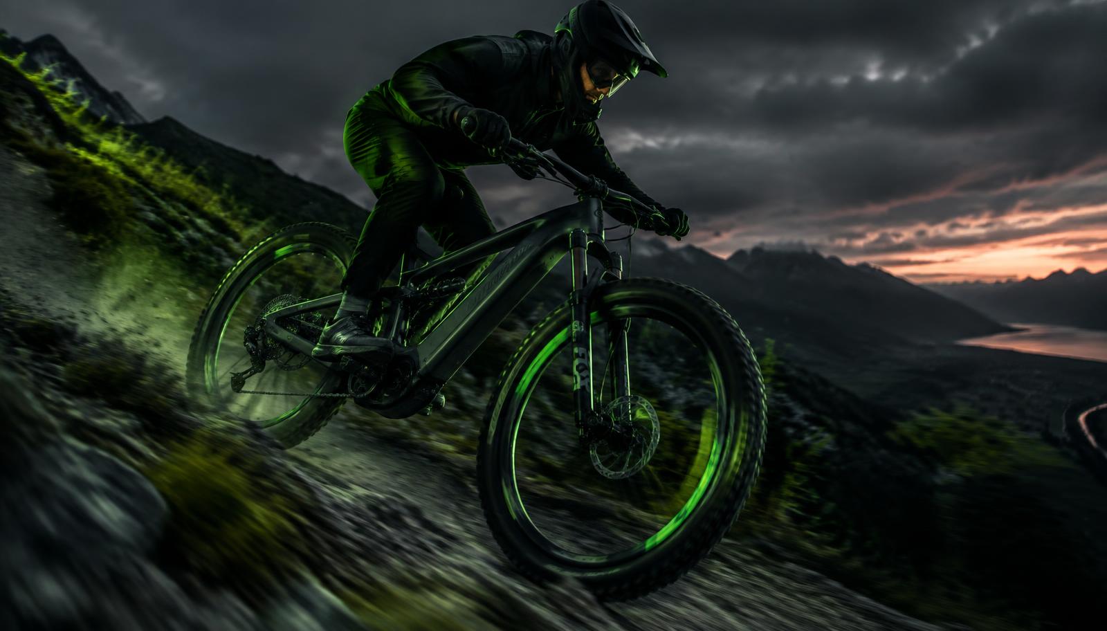 Ciclista de e-bike em trilha ao entardecer
